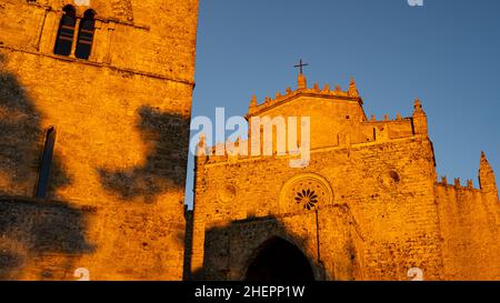 Détail de la cathédrale Madrice d'Erice illuminée par le soleil couchant sur un ciel bleu.Sicile Italie Banque D'Images