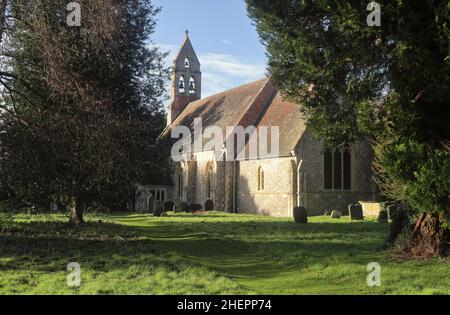 Église Sainte-Marie à Pyrton, dans le sud de l'Oxfordshire, avec clocher face à un ciel d'hiver clair Banque D'Images