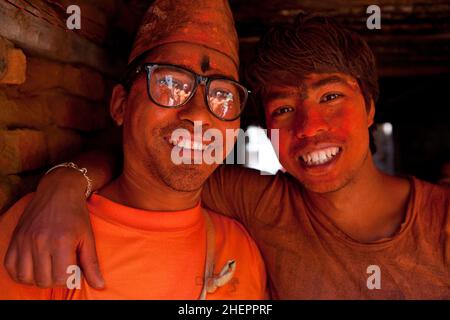 Un visage dans la foule pendant le festival Swindoor Jatra (Vermillion Festival) - une partie du nouvel an népalais (Bisket Jatra) à Bhaktapur. Banque D'Images