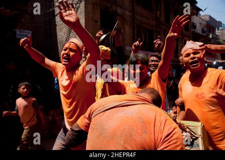 La foule atteint un paroxysme tout en célébrant le festival Swindoor Jatra (Vermillion Festival) dans le cadre du nouvel an népalais (Bisket Jatra) à Bhaktapur. Banque D'Images