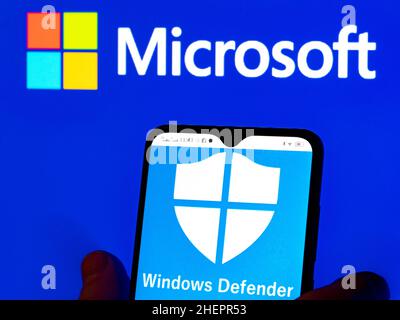 Dans cette illustration, le logo Microsoft Windows Defender s'affiche sur un smartphone et le logo Microsoft en arrière-plan. Banque D'Images