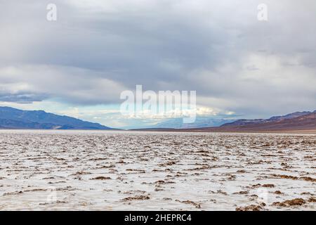 Badwater dans la vallée de la mort, le paysage le plus profond des Etats-Unis, un lac de saltern séché Banque D'Images