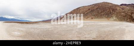 Badwater dans la vallée de la mort, le paysage le plus profond des Etats-Unis, un lac de saltern séché Banque D'Images