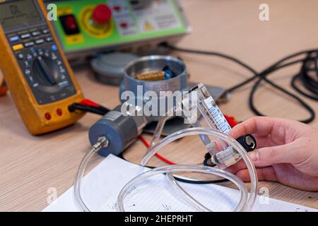 Homme travaillant en laboratoire sur le capteur d'air pour l'étalonner Banque D'Images