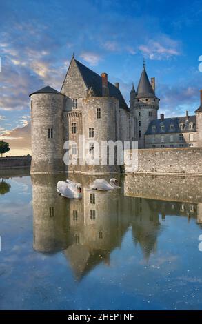 Le Château de Sully-sur-Loire (1560-1641), et son fossé.Sully-sur-Loire, Centre-Val de Loire, France.Le château était le siège du duc de Sully, Banque D'Images