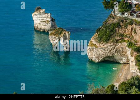 Mattinata Faraglioni cheminées et plage côte d'Mergoli, Vieste Gargano, Pouilles, Italie. L'Europe Banque D'Images