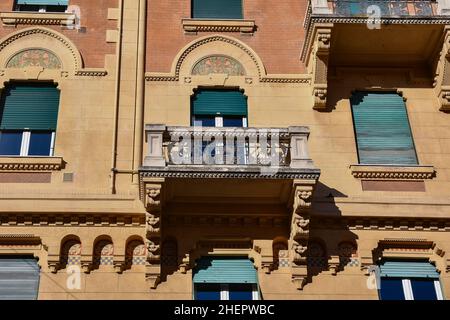 Détail de la façade d'un palais de style gothique dans le centre de Gênes, Ligurie, Italie Banque D'Images