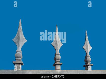 décoration haut de clôture en fer sous ciel bleu Banque D'Images