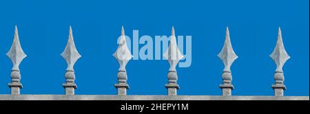 décoration haut de clôture en fer sous ciel bleu Banque D'Images