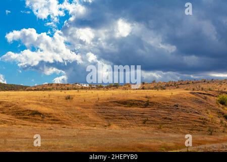 Nuages bas sur la colline .Paysage de collines ondulantes d'automne Banque D'Images