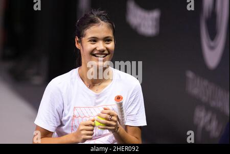 CLUJ-NAPOCA, ROUMANIE - 23 OCT 2021: Emma Raducanu de Grande-Bretagne en action pendant un match au tournoi international de tennis ouvert WTA Transylvania Banque D'Images