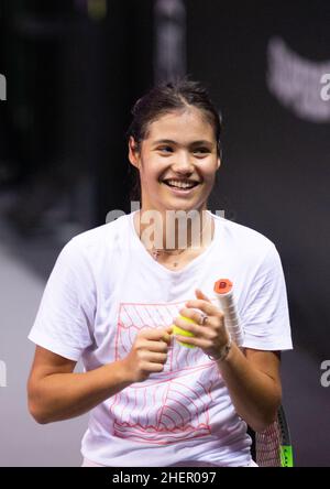 CLUJ-NAPOCA, ROUMANIE - 23 OCT 2021: Emma Raducanu de Grande-Bretagne en action pendant un match au tournoi international de tennis ouvert WTA Transylvania Banque D'Images
