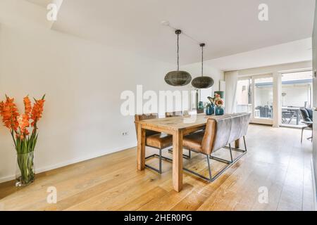 Magnifique salle à manger avec table en bois et décor bleu Banque D'Images