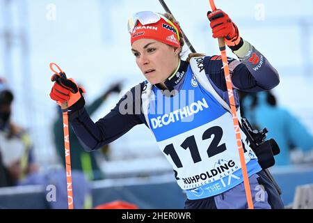 Ruhpolding, Allemagne.12th janvier 2022.Biathlon: Coupe du monde, sprint 7,5 km, femmes.Hanna Kebinger, originaire d'Allemagne, se réchauffe.Credit: Sven Hoppe/dpa/Alay Live News Banque D'Images