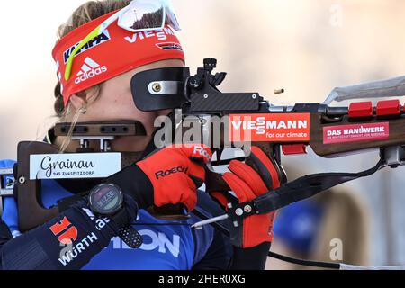 Ruhpolding, Allemagne.12th janvier 2022.Biathlon: Coupe du monde, sprint 7,5 km, femmes.Hanna Kebinger, de l'Allemagne, tourne au début.Credit: Sven Hoppe/dpa/Alay Live News Banque D'Images