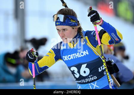 Ruhpolding, Allemagne.12th janvier 2022.Biathlon: Coupe du monde, sprint 7,5 km, femmes.Elvira Öberg de Suède se réchauffe.Credit: Sven Hoppe/dpa/Alay Live News Banque D'Images