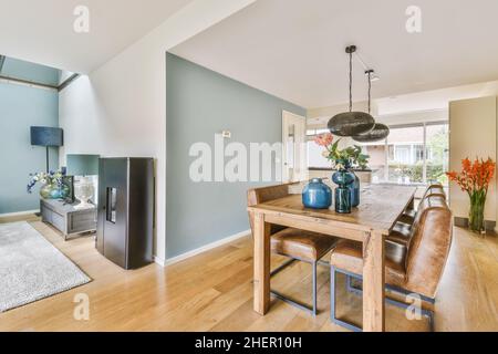 Magnifique salle à manger avec table en bois et décor bleu Banque D'Images