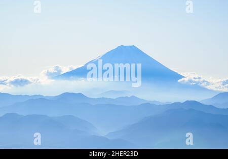 Mont Fuji dans Une mer de nuages au départ de la montagne Amari Banque D'Images