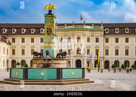 Grande vue rapprochée de la fontaine de la cour avec statue d'aigle dans le cour d'honneur du Palais résidentiel de Ludwigsburg et de l'aile sud (Neuer... Banque D'Images