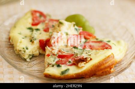 délicieux omelette savoureuse à la tomate et aux légumes verts pour le déjeuner Banque D'Images