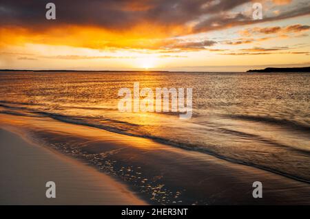 Coucher de soleil coloré sur le Great Sandy Strait de l'île Fraser. Banque D'Images