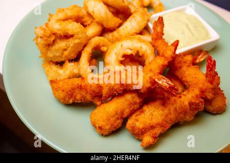 Crevettes géantes enrobées de chapelure simple et épicée et frites.Servi avec de la sauce à l'ail.Gros plan, mise au point sélective Banque D'Images