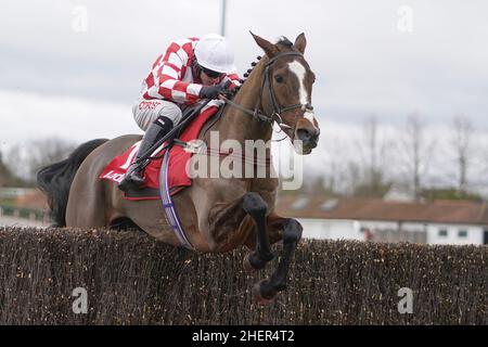 Photo du dossier datée du 26-12-2020 de Wedge Riding Killer Clown.Il n'est pas souvent un entraîneur est satisfait de la révision des notes de handicap, mais Emma Lavelle insiste sur le fait qu'elle est "heureuse" Killer Clown a eu une chance de se battre après sa victoire à large marge à Wincanton samedi.Date de publication : le mercredi 12 janvier 2022. Banque D'Images