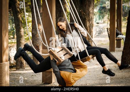 Date incorrecte.L'homme est tombé de l'oscillation, drôle déçu choqué femme asiatique. Banque D'Images