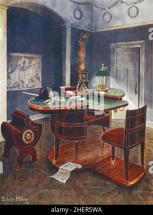 Bureau de campagne de Napoléon Bonaparte au Château de Malmaison, France.Du livre des meubles décoratifs : sa forme, sa couleur et son histoire, Volume One, par Edwin Foley,Londres publique 1910.Napoléon est resté brièvement à Malmaison après son abdication après la bataille de Waterloo. Banque D'Images