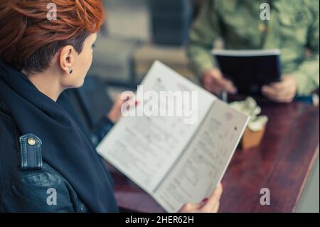 Jeune femme regardant le menu dans un restaurant.Gros plan Banque D'Images