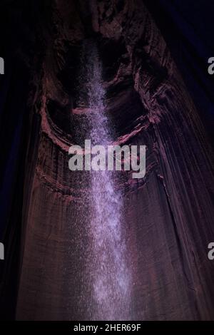 Ruby Falls abrite la plus haute et la plus profonde cascade souterraine ouverte au public aux États-Unis. Banque D'Images