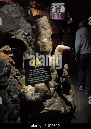 Un panneau avertit les visiteurs des grottes il est illégal de toucher ou de nuire aux formations des grottes de Ruby Falls. Banque D'Images