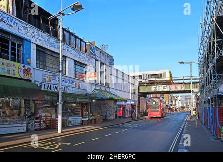 Entrée à la gare de Peckham Rye sur Rye Lane, sud de Londres, Royaume-Uni. Montre des bâtiments d'atelier délabrés. Dans le film de 2023 Rye Lane. Banque D'Images