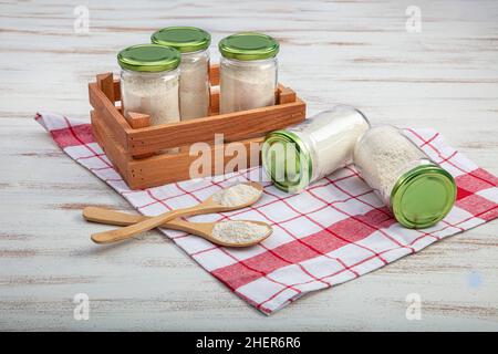 Récipients de stockage en verre de différentes tailles.Pots en verre avec du sel de lait, de la farine de riz et de la nourriture pour bébés, pour ranger et décorer la cuisine. Banque D'Images