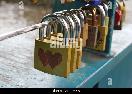 Gros plan de quelques écluses d'Amour sur le pont de Weir, Bakewell, Royaume-Uni, avec l'écluse avant représentant deux coeurs réunis Banque D'Images