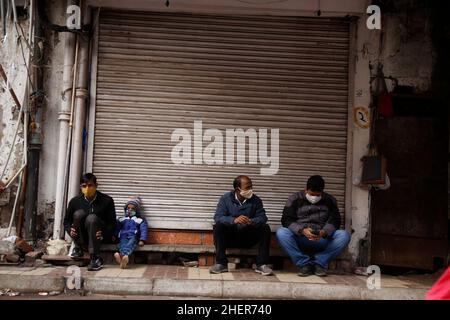 Delhi, Inde.10th janvier 2022.Les gens traversent le marché de Sarojini Nagar à Delhi en Inde le 10 janvier 2022.Les cas de coronavirus Covid-19 ont augmenté en raison de la variante d'omicron.(Photo de Haripriya Shaji/Pacific Press/Sipa USA) crédit: SIPA USA/Alay Live News Banque D'Images