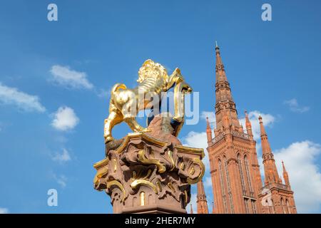 Golden Nassau Lion sur Marktbrunnen à Wiesbaden, Allemagne avec le sommet de Marktkirche - église du marché Banque D'Images