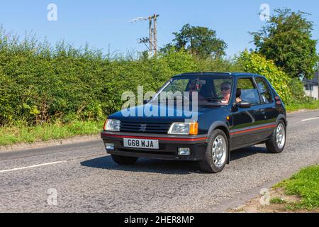 1990 90s noir Peugeot 205 GTI 1905cc 2 dr essence, en route vers Capesthorne Hall Classic July car show, Cheshire, Royaume-Uni Banque D'Images