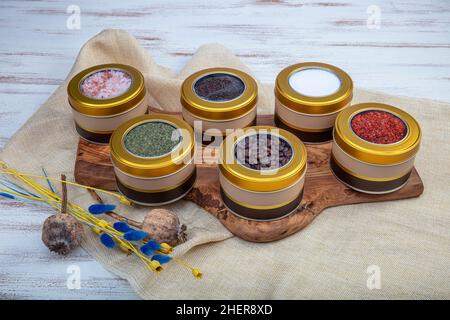 Récipients de stockage de légumineuses de différentes tailles.Pots en boîte avec différents types de maïs, haricots, céréales, pour le stockage et pour décorer la cuisine. Banque D'Images