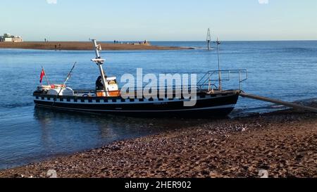 Le ferry River Teign Ferry sur le rivage à Shaldon, Devon, Angleterre, Royaume-Uni.Le ferry relie Teignmouth et Shaldon si le temps le permet toute l'année. Banque D'Images