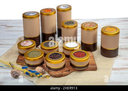 Récipients de stockage de légumineuses de différentes tailles.Pots en boîte avec différents types de maïs, haricots, céréales, pour le stockage et pour décorer la cuisine. Banque D'Images