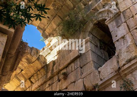 vue sous les voûtes voûtées des ruines antiques Banque D'Images