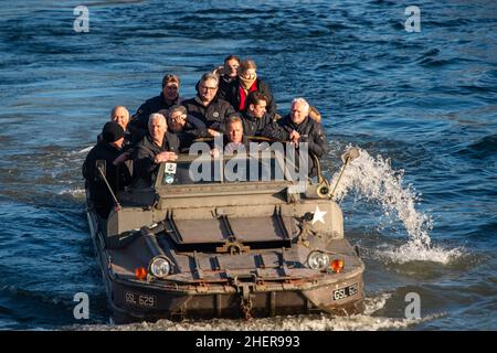 Windsor, Berkshire, Royaume-Uni.12th janvier 2022.C'était un jour froid mais ensoleillé aujourd'hui à Windsor.Les encanteurs des encanteurs historiques et des enchères historiques de Brooklands se sont amusés sur la Tamise dans un véhicule amphibie DUKW de la Seconde Guerre mondiale de 6 roues aux États-Unis.Leur prochaine grande vente de voitures classiques est à l'hippodrome d'Ascot le 12th mars 2022.Crédit : Maureen McLean/Alay Live News Banque D'Images