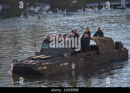 Windsor, Berkshire, Royaume-Uni.12th janvier 2022.C'était un jour froid mais ensoleillé aujourd'hui à Windsor.Les encanteurs des encanteurs historiques et des enchères historiques de Brooklands se sont amusés sur la Tamise dans un véhicule amphibie DUKW de la Seconde Guerre mondiale de 6 roues aux États-Unis.Leur prochaine grande vente de voitures classiques est à l'hippodrome d'Ascot le 12th mars 2022.Crédit : Maureen McLean/Alay Live News Banque D'Images