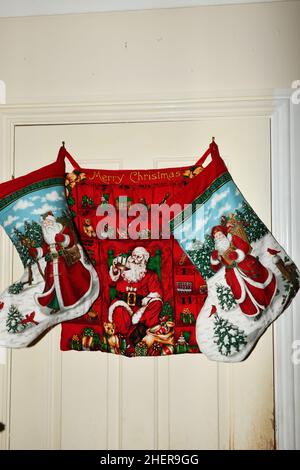 Heure de Noël, calendrier de l'Avent et bottes accrochées au crochet de porte Norton Oxfordshire Angleterre royaume-uni Banque D'Images