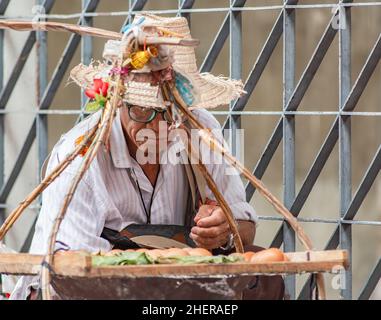 Homme vendant des œufs durs dans la rue à Bangkok, en Thaïlande.Faible profondeur de champ avec le visage de l'homme au foyer. Banque D'Images