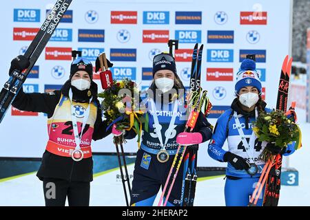 Ruhpolding, Allemagne.12th janvier 2022.Biathlon: Coupe du monde, sprint 7,5 km, femmes.Marte Olsbu Röiseland de Norvège (l-r), vainqueur Elvira Öberg de Suède et Dorothea Wierer d'Italie, deuxième place, célèbrent avec leurs médailles.Credit: Sven Hoppe/dpa/Alay Live News Banque D'Images