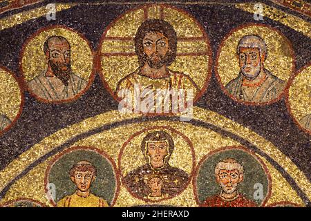 Le Christ et la Vierge à l'enfant entre les saints - détail de la mosaïque byzantine (9th c av. J.-C.) - Chapelle de Saint Zeno - Basilique de Santa Prasède - Rome Banque D'Images