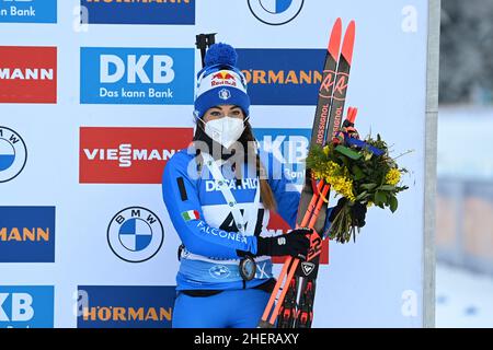 Ruhpolding, Allemagne.12th janvier 2022.Biathlon: Coupe du monde, Sprint 7,5 km, femmes.Dorothea Wierer, deuxième place, d'Italie, est acclamer sur le podium lors de la cérémonie de remise des prix.Credit: Sven Hoppe/dpa/Alay Live News Banque D'Images