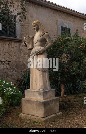 Petra, Espagne; janvier 09 2022: Sculpture en pierre symbolisant une pagesa majorquine, faite par Josep Gaya font, et située à l'extérieur du bâtiment de Th Banque D'Images